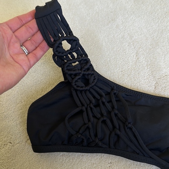 Becca by Rebecca Virtue Black One Shoulder Asymmetrical Macrame Bikini Top - Picture 3 of 5